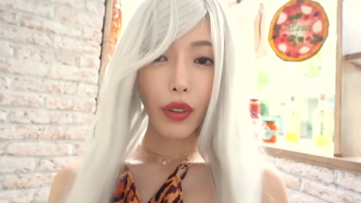 室内 · 面部特写 · 项圈 · 冷淡 · 看向镜头 · 正面注视 · 白色假发 · 豹纹吊带