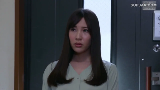 站立 · 中景 · ドアロック · プロット · 凝視 · 忧虑 · 室内门口 · 淡い緑色のシャツ