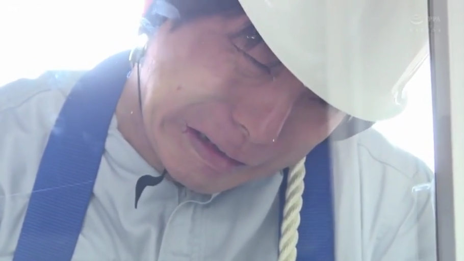 明亮背景 · 面部 · 水手服 · 无神 · 学生角色 · 注视镜头 · 正面
