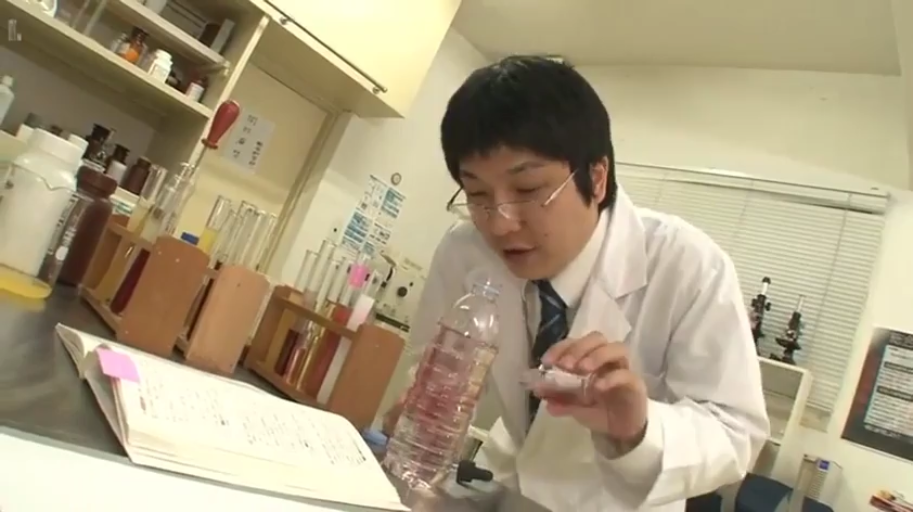 坐姿 · 微笑 · 装饰花 · 领结 · 特写 · 巴士内 · 窗外街景 · 侧头交谈