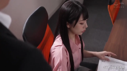 坐姿 · 专注 · 办公室 · 办公椅 · 侧脸特写 · 粉色衬衫 · 长直发 · 看文件