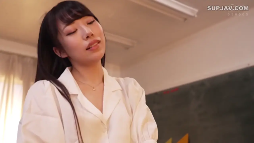 座り姿勢 · 教室 · 陶醉 · 目を閉じて · 白色衬衫 · 顔のクローズアップ · 黑板 · 长发