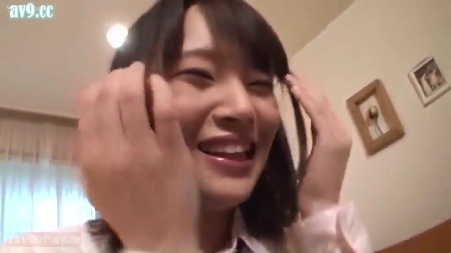 坐姿 · 胸部 · 巨乳 · 沙发 · 客厅 · 揉胸 · 粉色紧身衣
