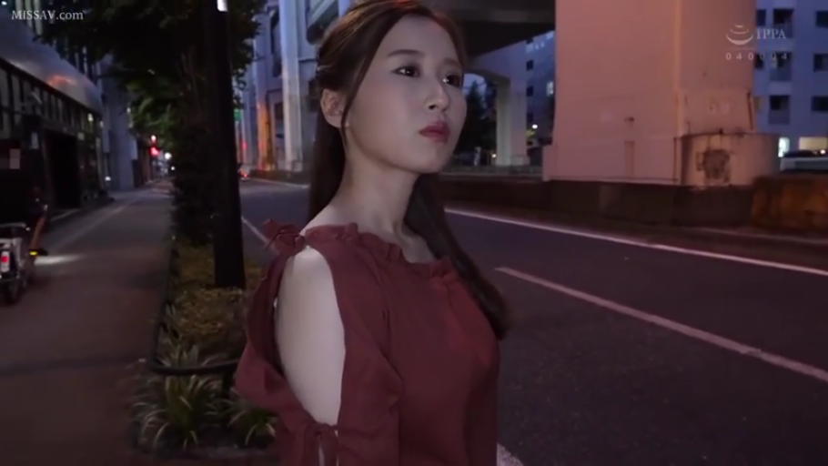 忧郁 · 凝视 · 露肩上衣 · 半身像 · 侧身站立 · 长发女性 · 夜晚街道