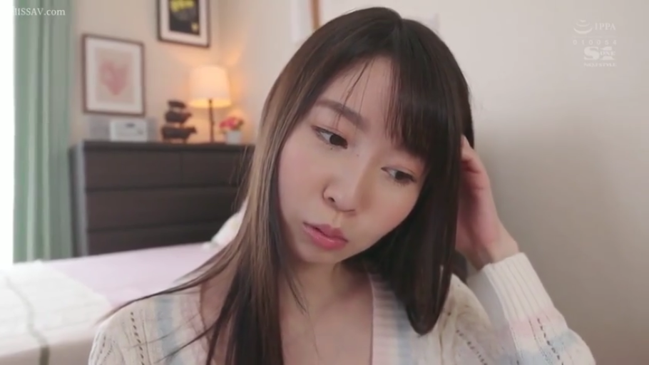 坐姿 · 面部 · 卧室 · 床铺 · 针织衫 · 清纯 · 撩发 · 噘嘴