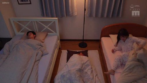 卧室 · 床铺 · 自然 · 远景 · 多人 · 睡衣 · 躺卧 · 睡觉