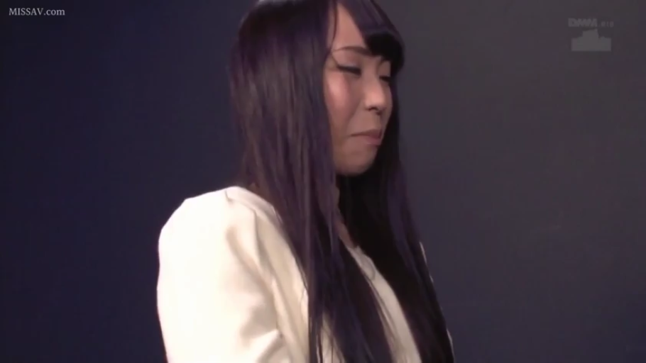 脸部特写 · 白色上衣 · 影棚 · 侧身位