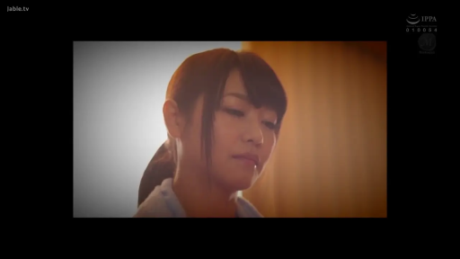 室内 · 沉思 · 忧郁 · 面部特写 · 浅色衬衫 · 柔焦 · 垂头