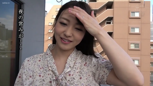 脸部 · 站姿 · 微笑 · 户外 · 碎花衬衫 · 戒指 · 阳台 · 遮阳