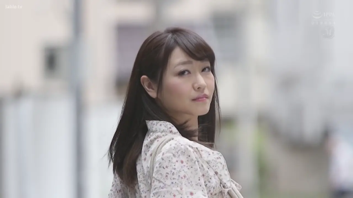 回眸 · 半身 · 室外街道 · 碎花上衣