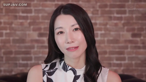 坐姿 · 台灯 · 半身 · 房间 · 大笑 · 印花连衣裙 · 欢谈 · 画面干扰