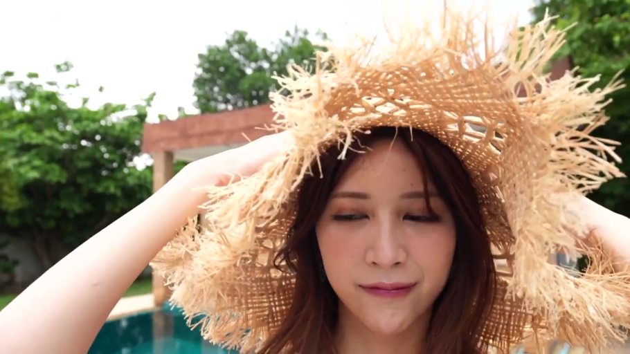 脸部特写 · 微笑 · 泳装 · 游泳池 · 草帽 · 整理帽子 · 扶着帽子