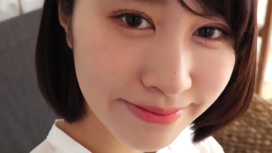 室内 · 白色上衣 · 脸部大特写