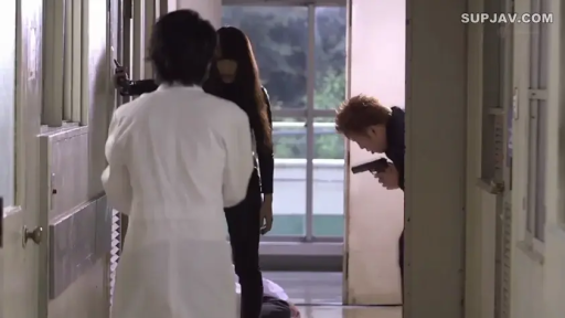 Serious · 白大褂 · Stand · 全景 · Plot · Corridor · handgun · 持枪对峙