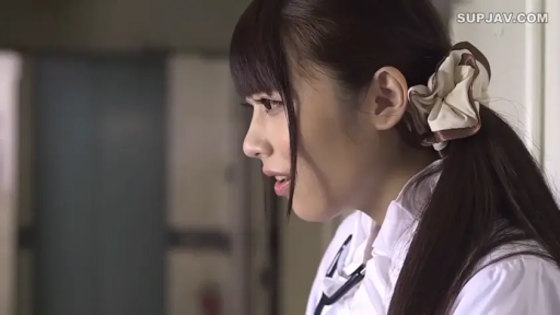 室內 · 护士服 · 站立 · 注視 · 惊讶 · 侧脸特写 · 聽診器 · 馬尾