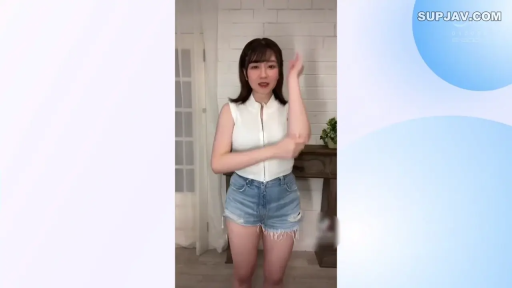 盆栽 · 摆拍 · 微笑 · 远景 · 房间 · 立姿 · 少女 · 无袖衫与热裤