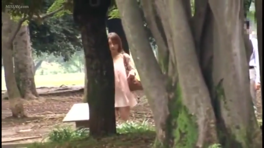 站立 · 平静 · 远景 · 手提包 · 连衣裙 · 公园 · 走动 · 偷拍风