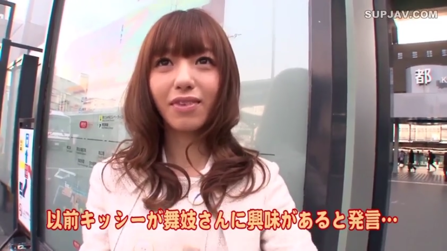 脸部特写 · 站立 · 微笑 · 白色上衣 · 谈话 · 日语字幕 · 户外车站