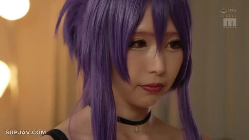 Indoor · Grievance · Close-up of the face · Stare · 黑色背心 · 紫色假发 · 侧面姿态