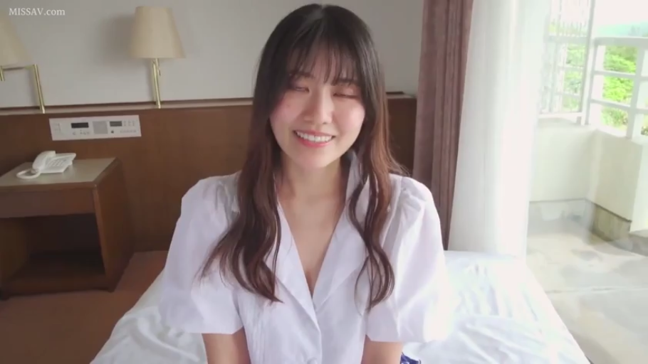 床铺 · 微笑 · 面对镜头 · 半身 · 长发 · 正面坐姿 · 酒店卧室 · 白色短袖衬衫