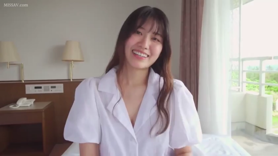 坐姿 · 甜美 · 面对镜头 · 半身特写 · 清纯系 · 床头灯 · 酒店卧室 · 白色开衫泡泡袖上衣