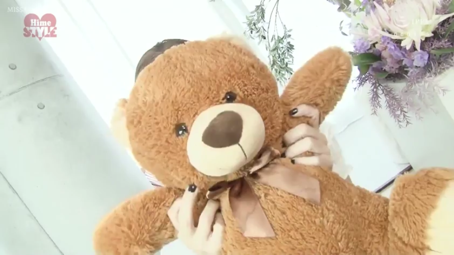 侧脸特写 · 户外公园 · 户外散步 · 平静表情 · 冬装外套 · 行走姿势 · 背景自行车 · 阳光树木