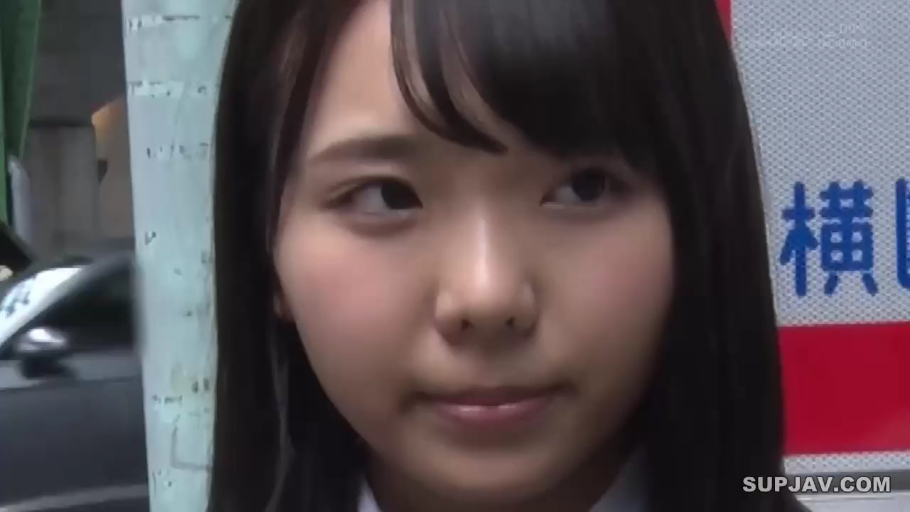 脸部特写 · 站立 · 平静 · 白色衬衫 · 户外街道 · 黑发 · 视线偏移