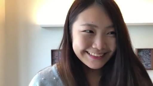 室内 · 坐姿 · 脸部特写 · 微笑 · 注视 · 亚洲女性 · 浅蓝色针织衫