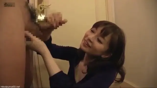 室内 · 马赛克 · 中景 · 微笑 · 跪姿 · 手淫 · 深色长袖