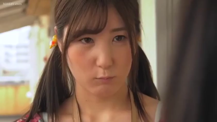 室內 · 嚴肅 · 臉部特寫 · 站立 · 注視 · 雙馬尾 · 发夹 · 圍裙