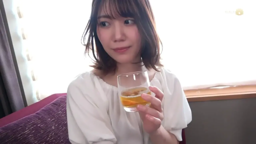 室内 · 坐姿 · 半身 · 短发 · 侧望 · 玻璃杯 · 持杯 · 白色罩衫