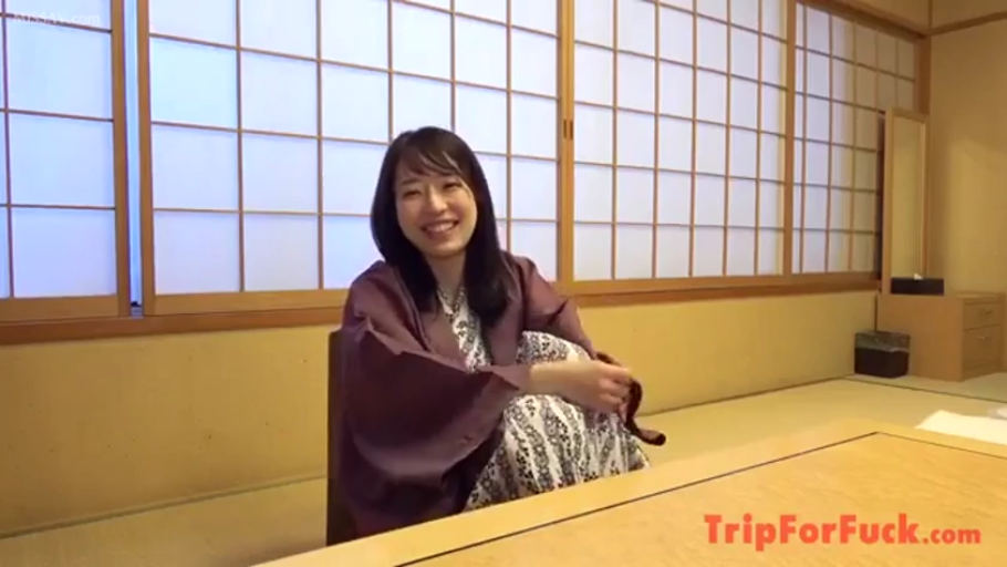 坐姿 · 和室 · 中景 · 微笑 · 榻榻米 · 对视 · 浴衣 · 素人风格