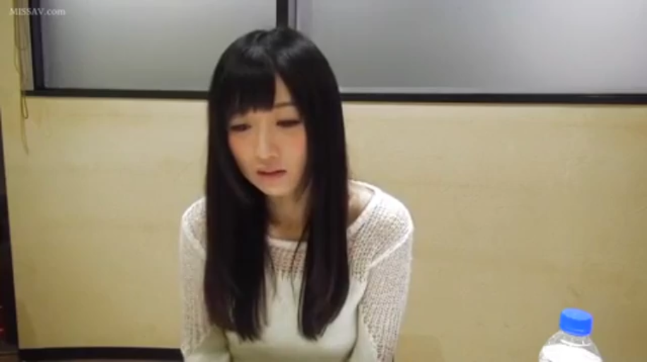 室内 · 坐姿 · 忧郁 · 半身 · 谈话 · 白色针织衫 · 黑长直 · 矿泉水