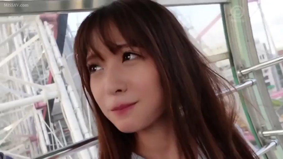 坐姿 · 微笑 · 面部特写 · 观察 · 长发 · 浅色上衣 · 摩天轮