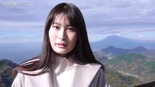 平静 · 注视镜头 · 长发 · 胸部以上特写 · 正面站立 · 浅色外套 · 户外山区