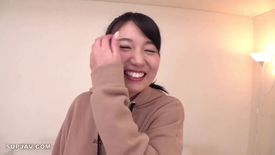 Indoor · 面部特写 · 开怀大笑 · 正面 · Asian women · Arrange hair · 棕色卫衣