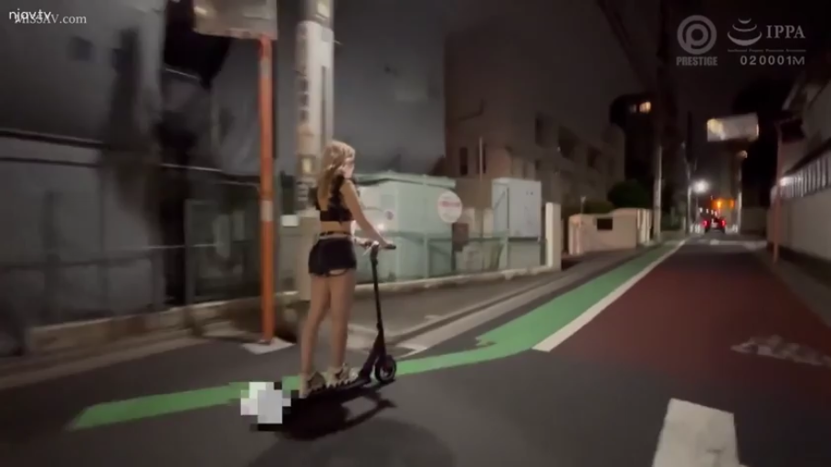站立 · 长发 · 观望 · 户外仓库 · 背影特写 · 波点上衣 · 叉车