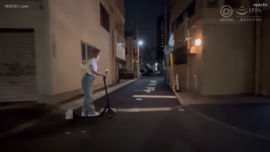 胸部 · 全裸 · 卧室 · 面对镜头 · 跪姿 · 口罩 · 大尺度