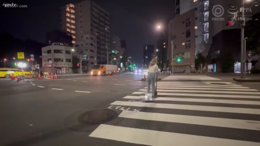 室内 · 迷离 · 中景 · 指交 · 半裸 · 开腿坐姿 · 调教 · 铁笼