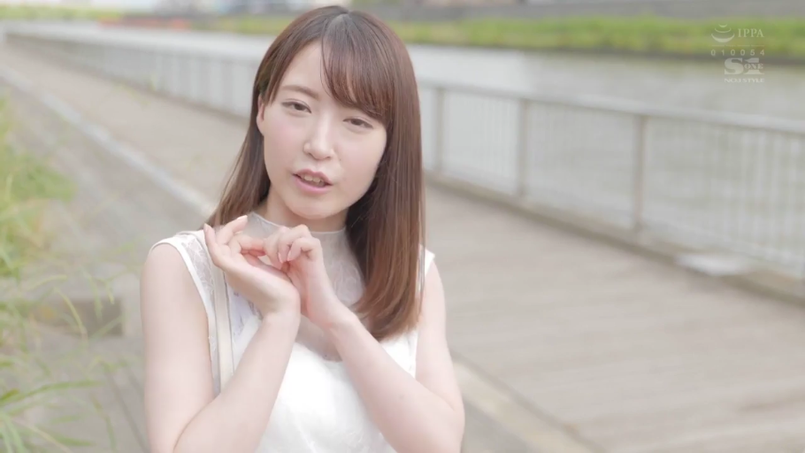 中景 · 站姿 · 微笑 · 面对镜头 · 街拍感 · 白色蕾丝无袖裙 · 户外河堤