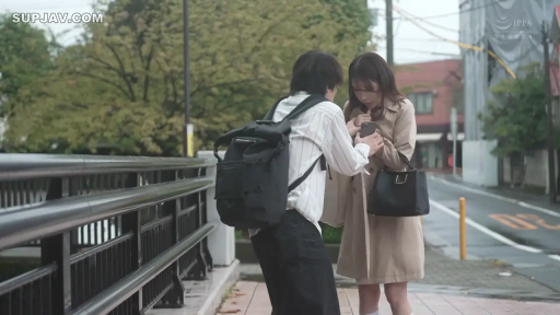 站立 · 中景 · 拘谨 · 手机 · 搭讪 · 户外街道 · 风衣 · 街拍