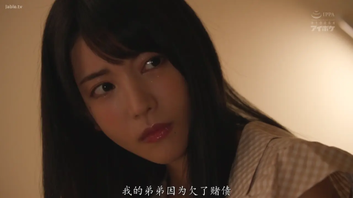 室內 · 憂鬱 · 脸部 · 凝视 · 視頻截圖 · 格纹衬衫 · 侧头