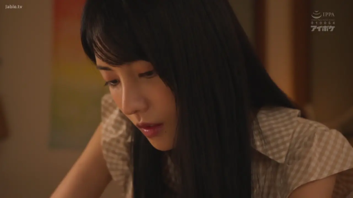 室内 · 沉思 · 低头 · 脸部特写 · 注视 · 长发 · 格子衫