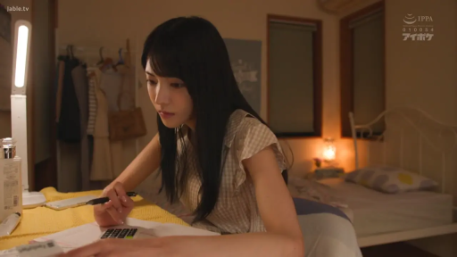 坐姿 · 专注 · 卧室 · 台灯 · 半身 · 长发 · 格纹上衣 · 计算