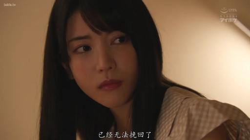 室内 · 侧面 · 忧郁 · 面部特写 · 凝视 · 格纹衬衫 · 带中文字幕