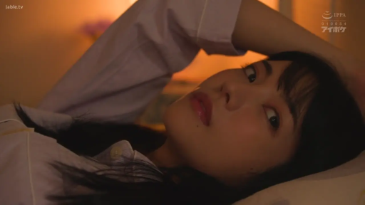 脸部特写 · 卧室 · 迷离 · 枕头 · 仰卧 · 凝视 · 睡衣 · 暖色灯光