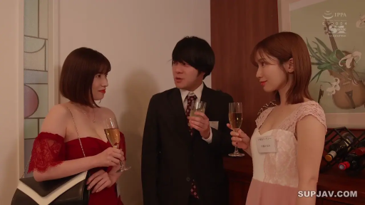 室内 · 站立 · 中景 · 微笑 · 酒杯 · 多人 · 社交 · 礼服