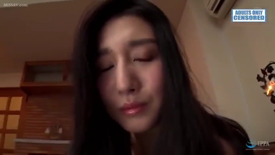中景 · 站姿 · 草地 · 自然光 · 注视相机 · 灿烂笑容 · 白色蕾丝吊带背心