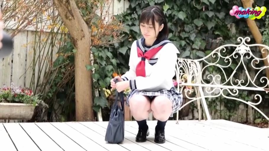 蹲姿 · 腿部 · 户外 · 平淡 · 水手服 · 整理物品