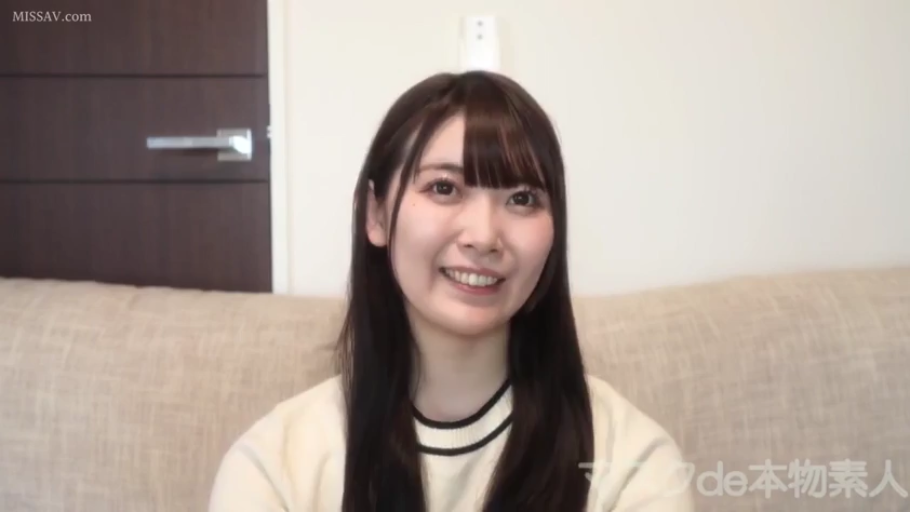 室内 · 坐姿 · 单人 · 面部 · 沙发 · 针织衫 · 喜悦 · 正对镜头